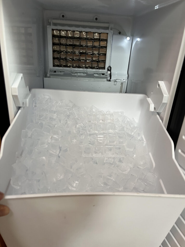 photo of interior and removable ice storage bin of 15" Euhomy ice machine