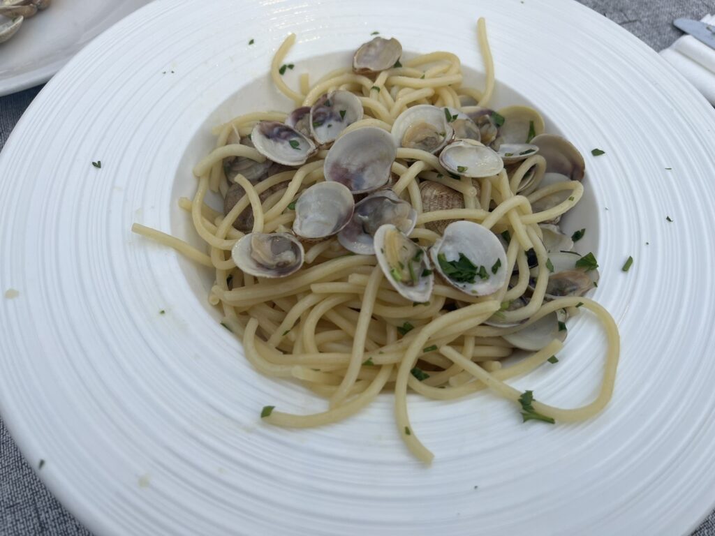 bowl of linguine with clams