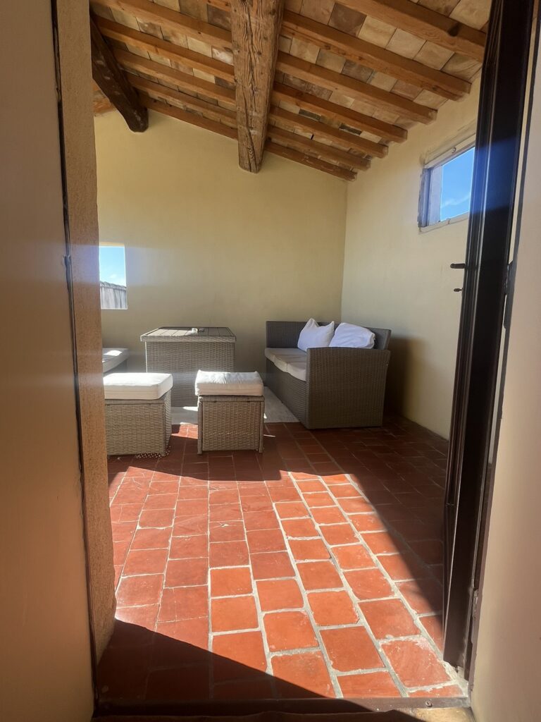 apartment room in Le Clos Violette hotel in L'Isle-sur-la-Sorgue, France