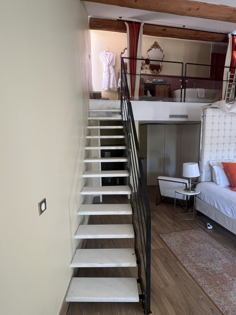 apartment room in Le Clos Violette hotel in L'Isle-sur-la-Sorgue, France