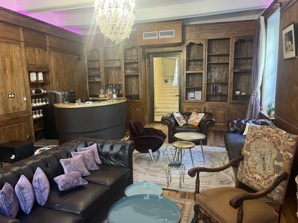 tea room game room and bar in Le Clos Violette hotel in L'Isle-sur-la-Sorgue, France