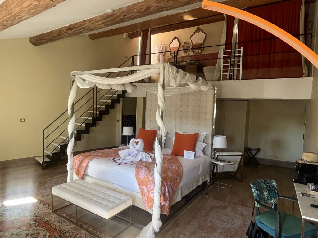 apartment room in Le Clos Violette hotel in L'Isle-sur-la-Sorgue, France