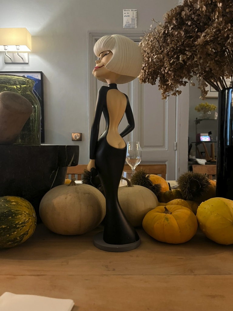 Carole Channing statue at L'Atelier Du Jardin restaurant in L'Isle-sur-la-Sorgue, France