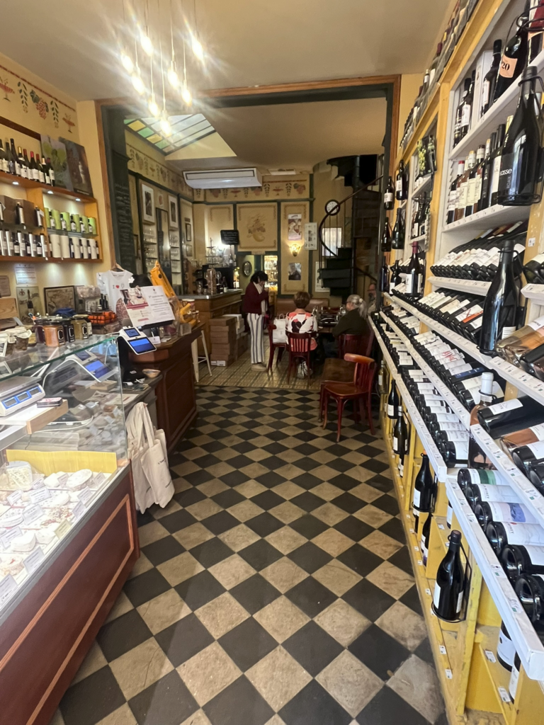 Chez Stéphane & Janique marchands de vins et de fromages in L'Isle-sur-la-Sorgue, France