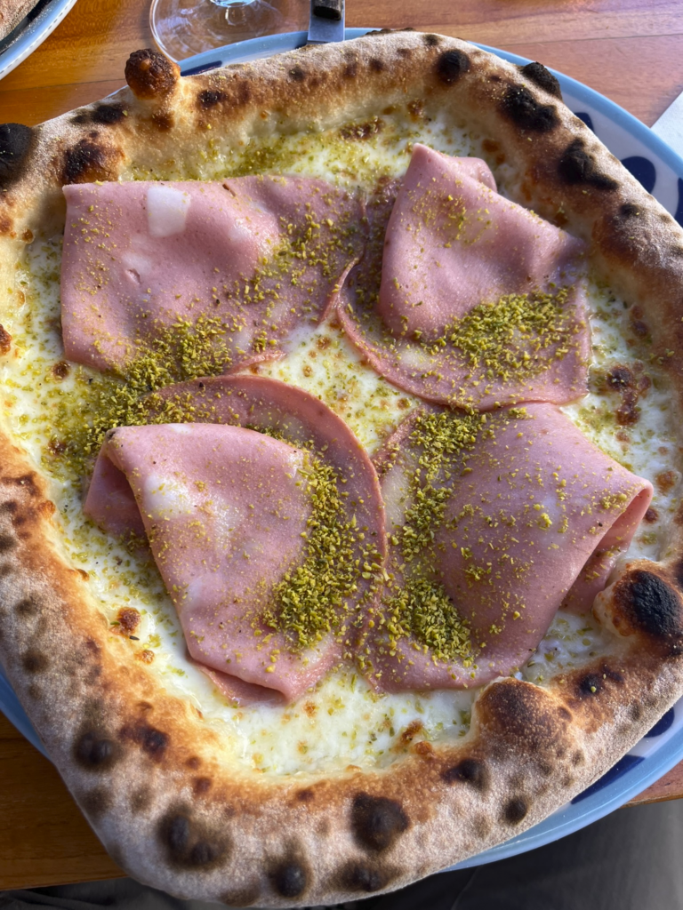 Pizza at Restaurant l'Ormeau in Lourmarin, France